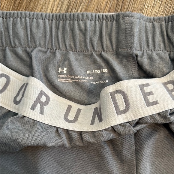 Under Armour Women’s Grey Shorts XL - Picture 2 of 3